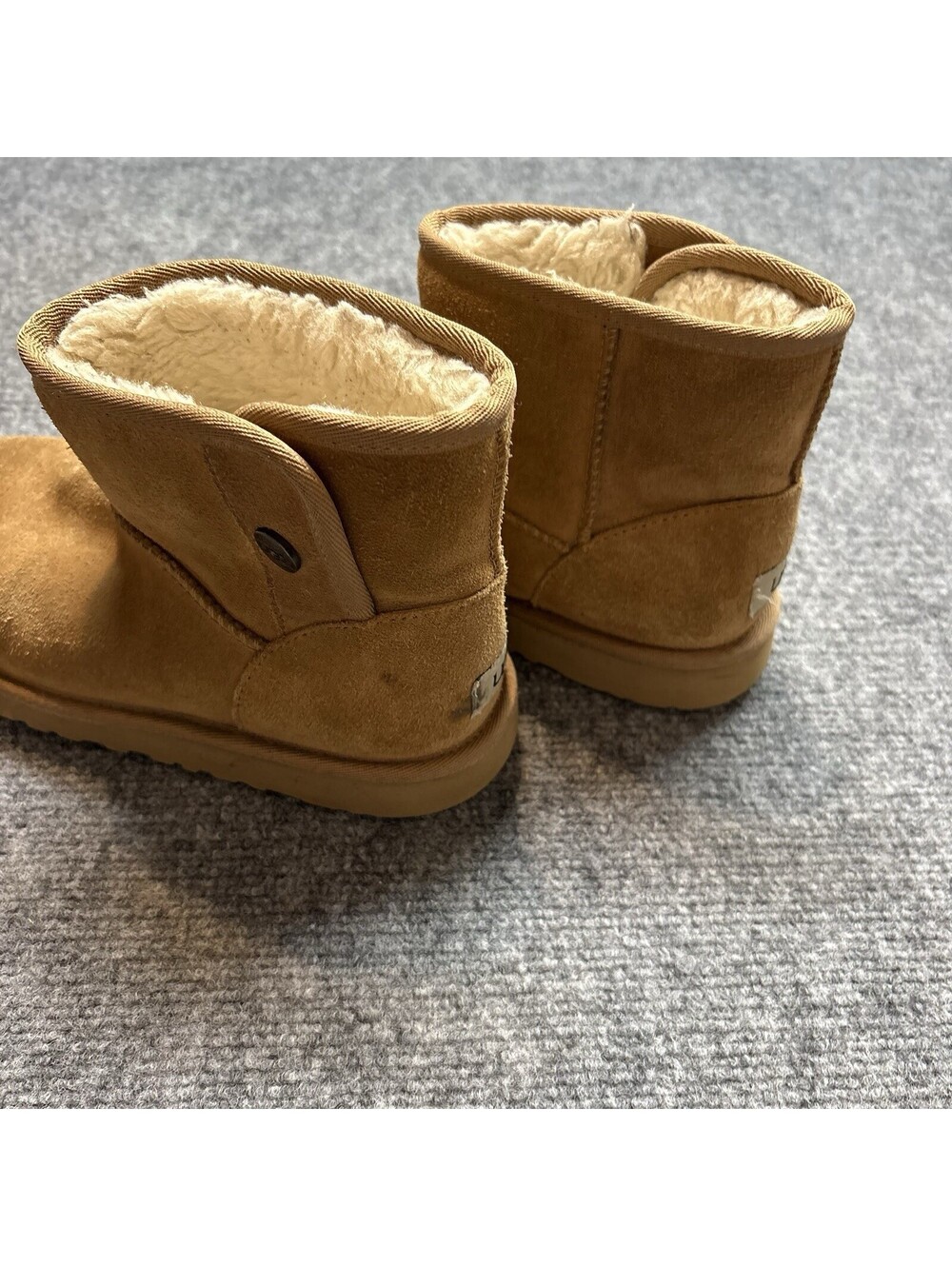 Ugg Size 7 Women’s Button Chestnuts Shoes 0617